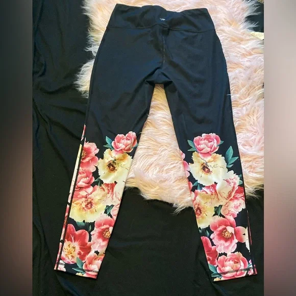 These are black leggings with pink and yellow flowers, Ideology, size Medium. - Picture 4 of 4